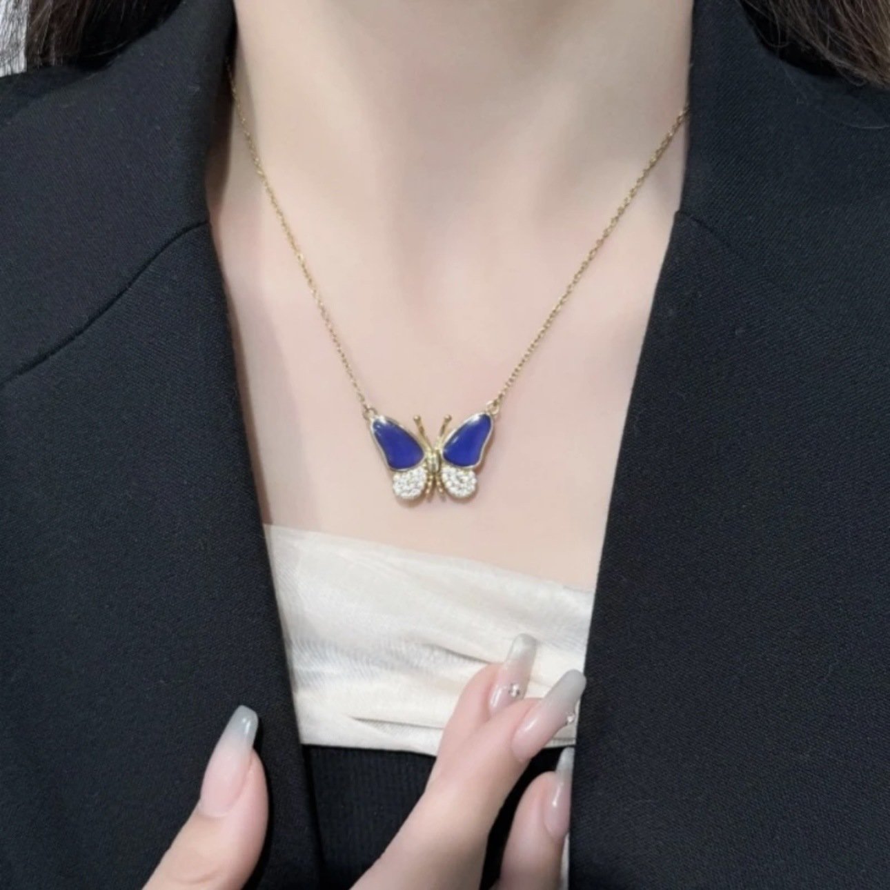 🦋色の変化する蝶のネックレス