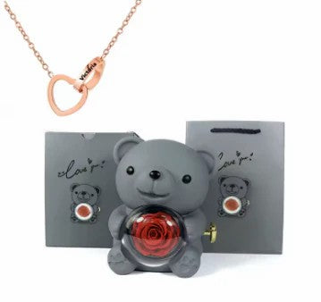 クマと永遠の薔薇が刻印されたハートのネックレス