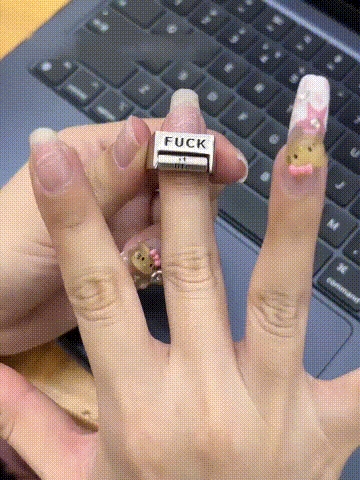 1 つ買うと 1 つ無料 - 「FUCK」と「LOVE」のリングを回して楽しむ