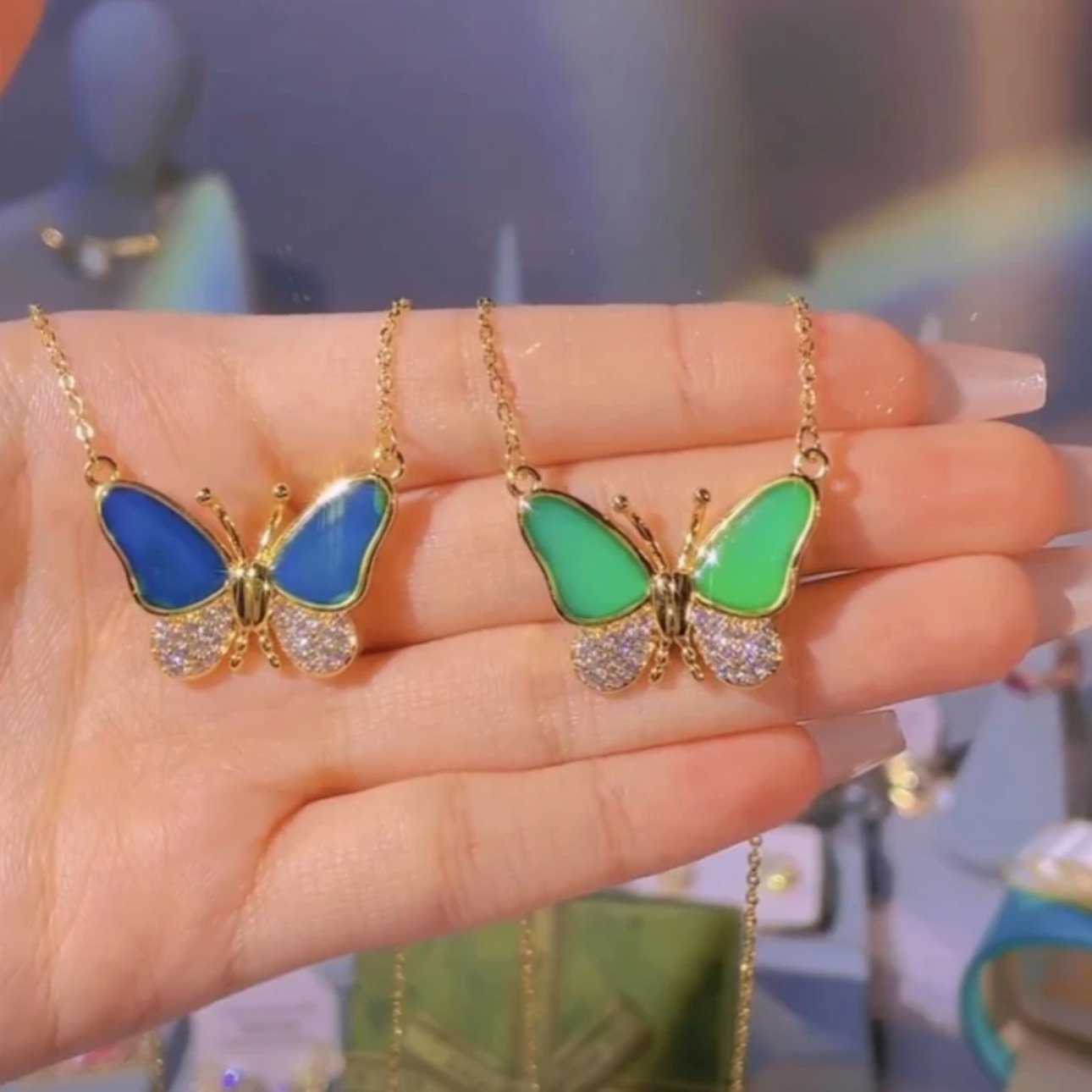 🦋色の変化する蝶のネックレス