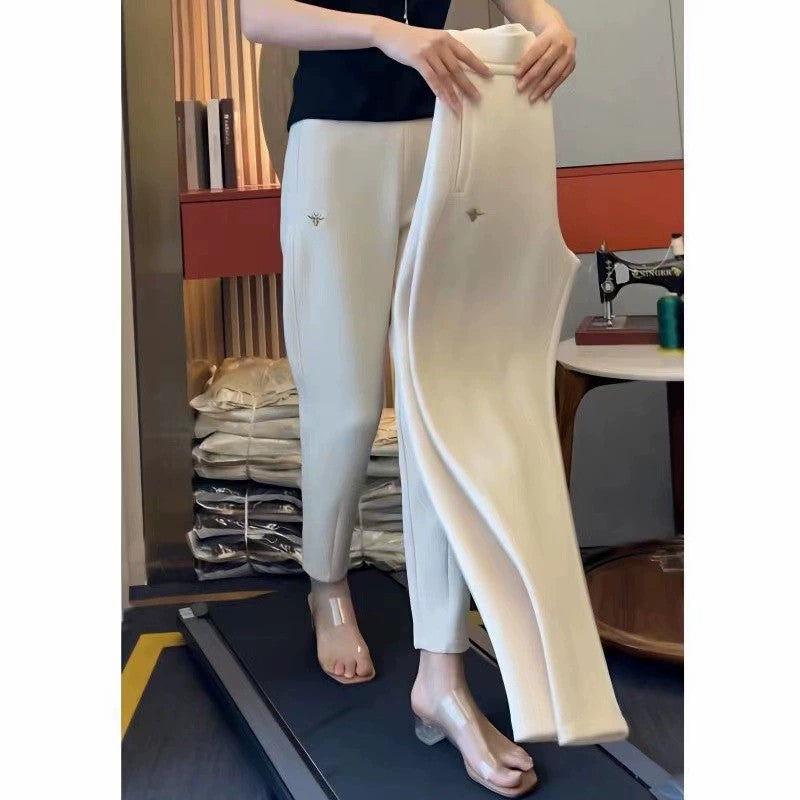 ゆったりとしたハイウエストのスラックス