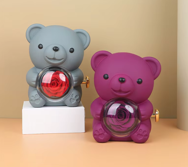 クマと永遠の薔薇が刻印されたハートのネックレス
