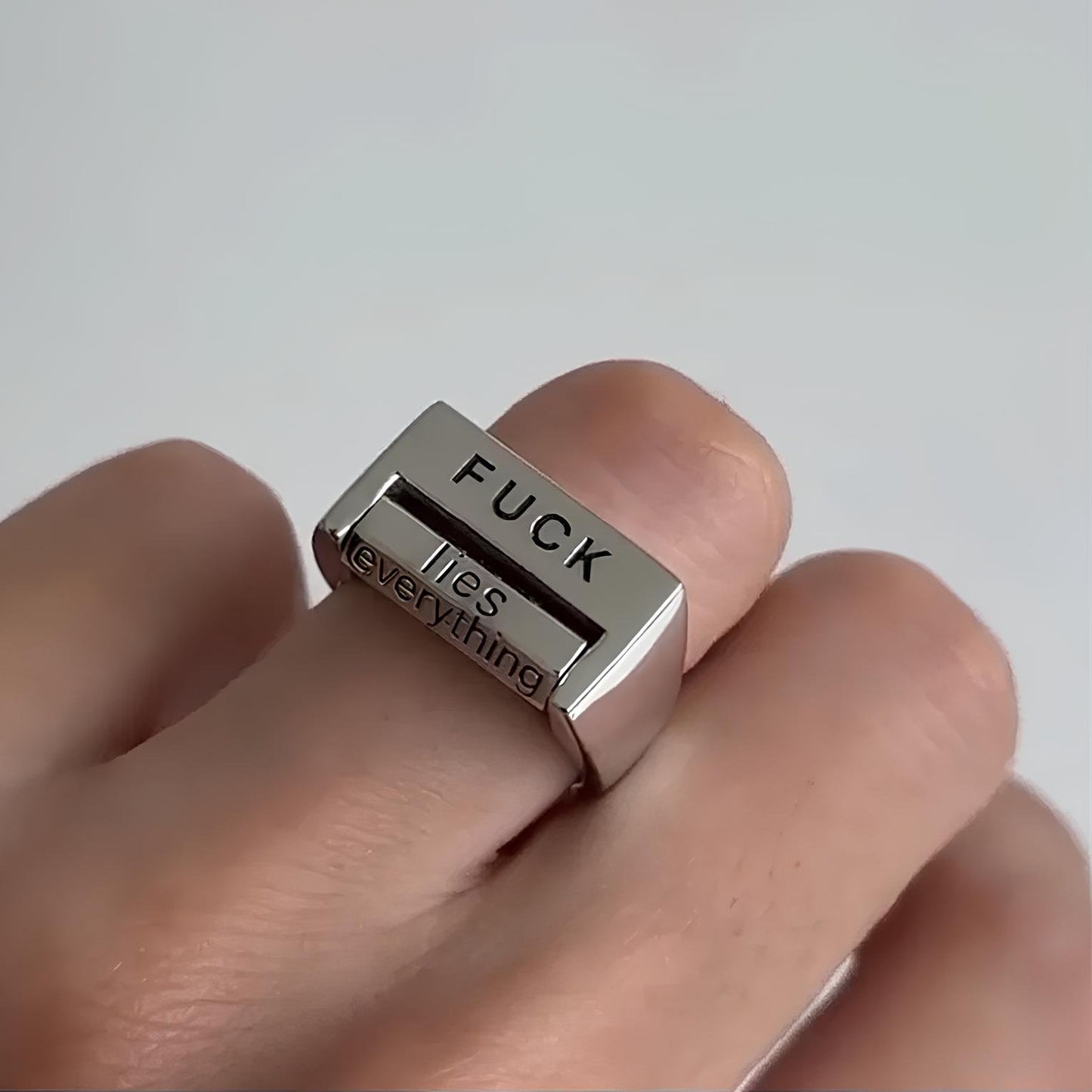 1 つ買うと 1 つ無料 - 「FUCK」と「LOVE」のリングを回して楽しむ