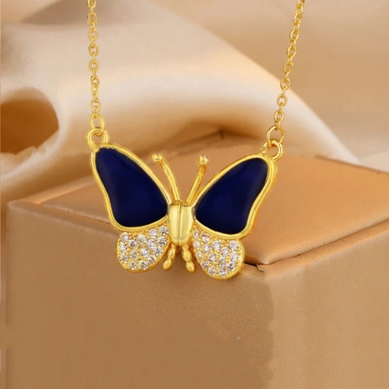 🦋色の変化する蝶のネックレス